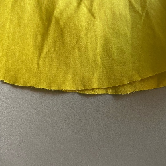 Pretty Yellow mid length dress with a cinched waist - Picture 4 of 4